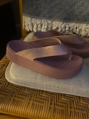 CROCS Women’s Dusty Rose Glitter Platform Flip Sandals Size 9